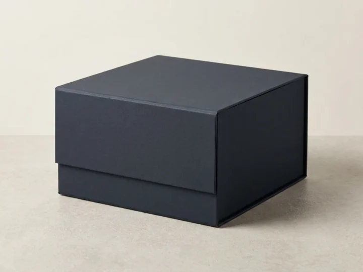 Custom magnetic closure rigid box
