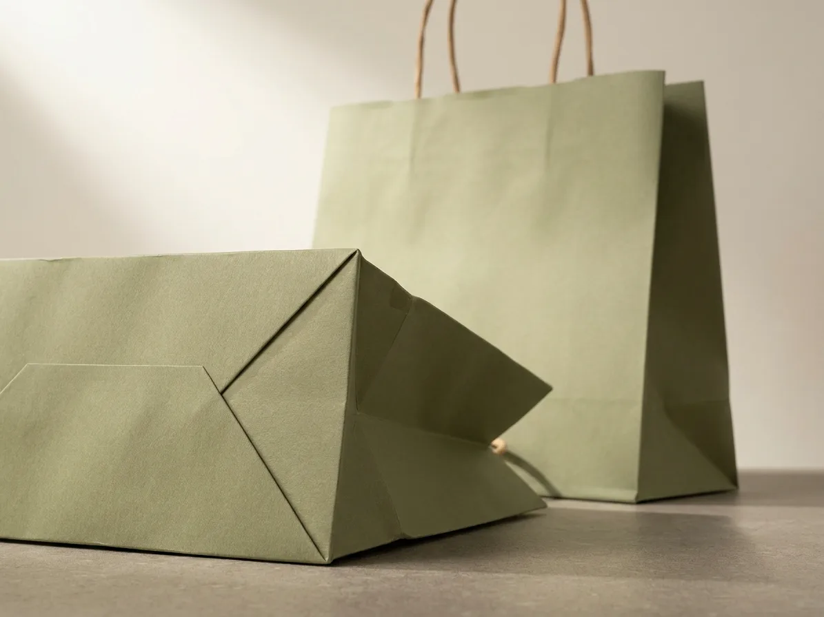 Custom shopping bags, material and finishing detail