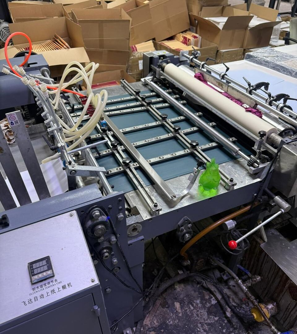 Automatic feeder and laminating machine in the finishing area